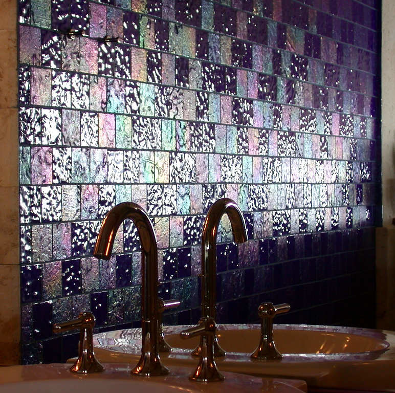 Idée de décoration pour une très grande salle de bain principale ethnique avec un carrelage en pâte de verre, un lavabo posé, un carrelage bleu, un mur bleu et un sol en travertin.