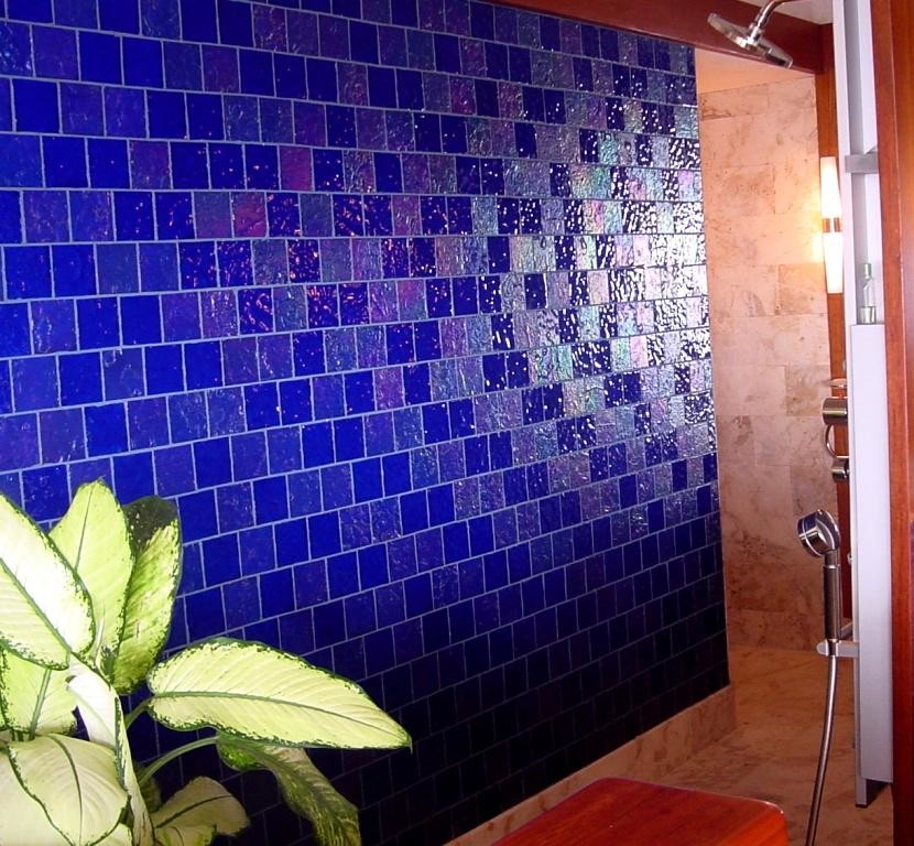 Foto di un'ampia stanza da bagno padronale tropicale con piastrelle di vetro, ante in legno scuro, doccia a filo pavimento, piastrelle blu, pareti blu e pavimento in travertino