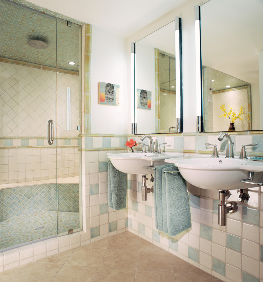 Источник вдохновения для домашнего уюта: баня и сауна среднего размера в классическом стиле с подвесной раковиной, унитазом-моноблоком, белой плиткой и стеклянной плиткой