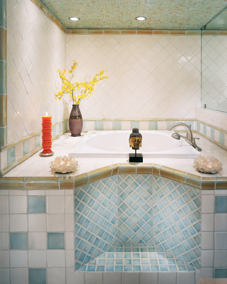 На фото: баня и сауна в классическом стиле с подвесной раковиной, японской ванной, унитазом-моноблоком, белой плиткой, керамической плиткой и белыми стенами с