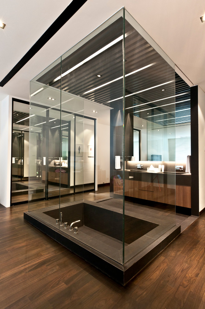 Modernes Badezimmer En Suite mit flächenbündigen Schrankfronten, hellen Holzschränken, Unterbauwanne, braunen Fliesen, brauner Wandfarbe und braunem Holzboden in Singapur