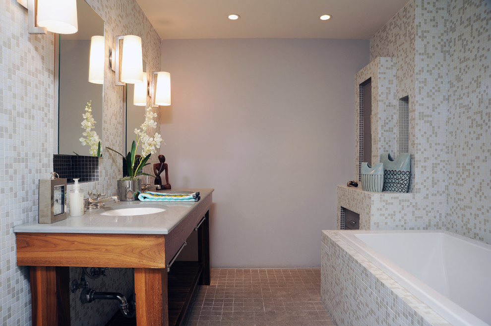 Exemple d'une salle de bain principale rétro en bois brun de taille moyenne avec un lavabo encastré, un placard sans porte, un plan de toilette en quartz, une baignoire posée, un carrelage gris, un carrelage en pâte de verre, un mur gris et un sol en ardoise.