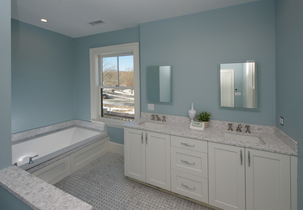 Idéer för att renovera ett mellanstort vintage en-suite badrum, med vita skåp, ett badkar i en alkov, blå väggar, ett undermonterad handfat, marmorbänkskiva, marmorgolv, luckor med infälld panel, grå kakel, marmorkakel och grått golv