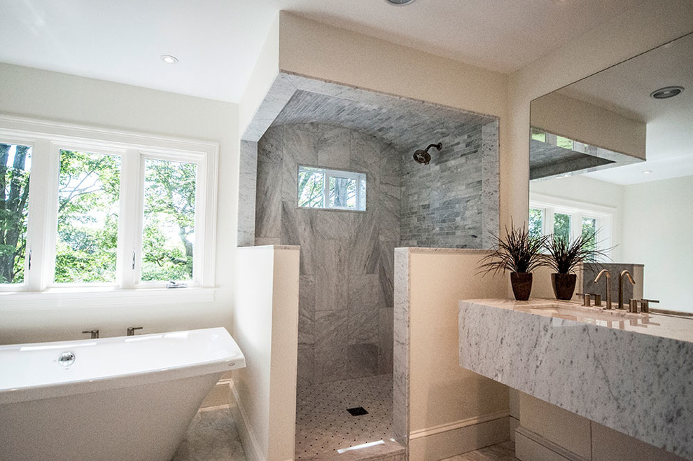 Ispirazione per una stanza da bagno chic con doccia ad angolo, piastrelle grigie, lavabo sospeso e top in granito