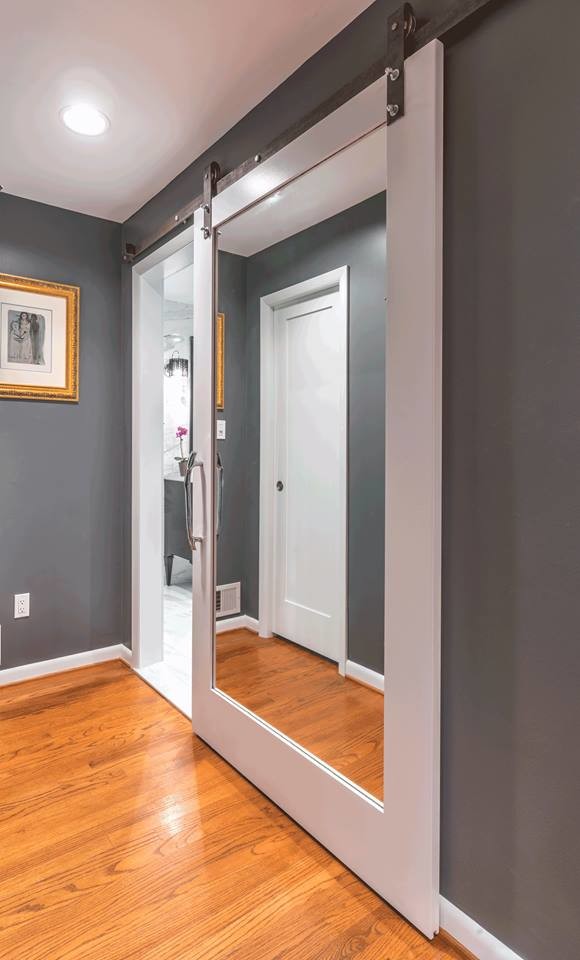 Mittelgroßes Modernes Badezimmer En Suite mit grauer Wandfarbe und hellem Holzboden in Washington, D.C.
