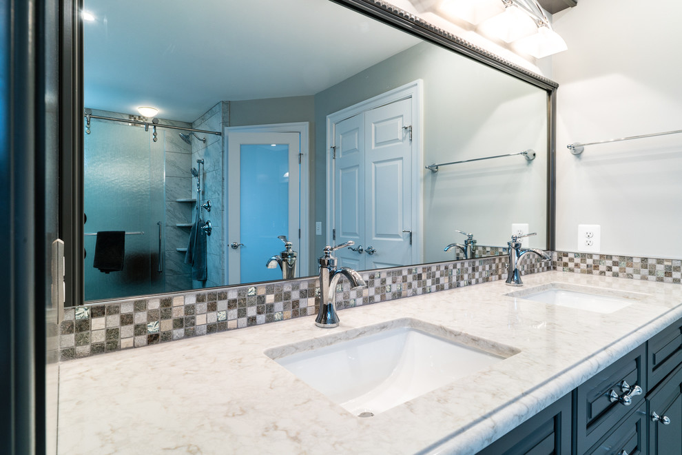 Idéer för att renovera ett stort vintage en-suite badrum, med luckor med upphöjd panel, grå skåp, ett hörnbadkar, en hörndusch, en toalettstol med hel cisternkåpa, vit kakel, marmorkakel, grå väggar, klinkergolv i keramik, ett undermonterad handfat och marmorbänkskiva