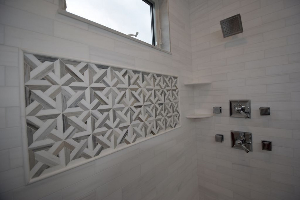 Imagen de cuarto de baño principal actual con ducha esquinera y suelo de mármol