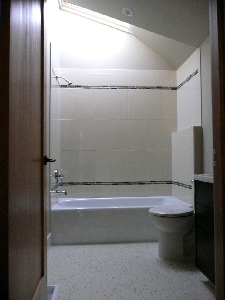 Exempel på ett mellanstort modernt en-suite badrum, med linoleumgolv, släta luckor, en dusch/badkar-kombination och beige väggar