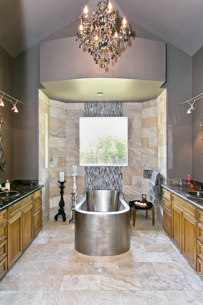 Aménagement d'une salle de bain classique en bois brun avec un lavabo posé, un placard avec porte à panneau encastré, une baignoire indépendante, un carrelage beige, un mur gris et un mur en pierre.
