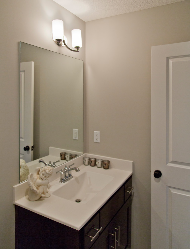Inredning av ett lantligt litet vit vitt badrum med dusch, med skåp i shakerstil, skåp i mörkt trä, beige väggar och ett integrerad handfat