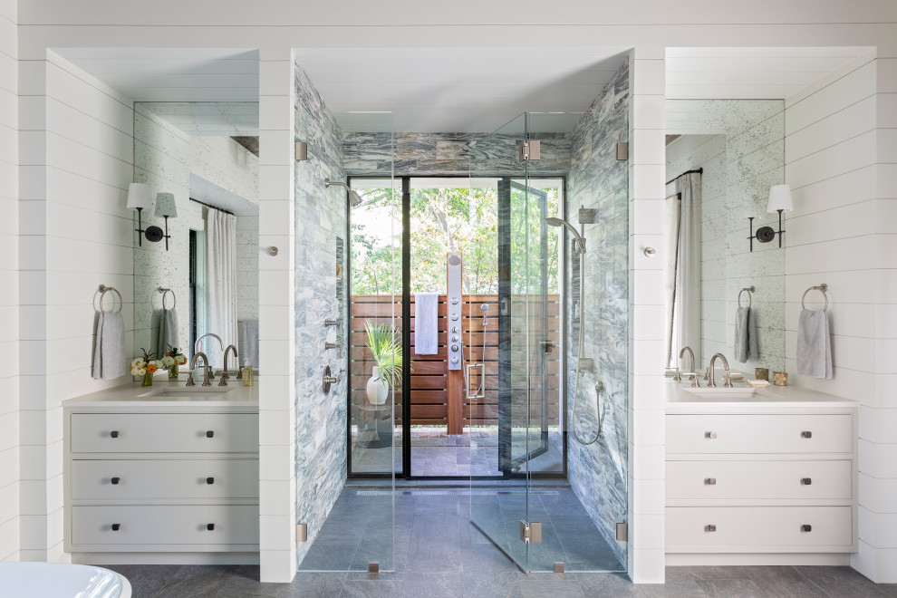 Пример оригинального дизайна: главная ванная комната в морском стиле с белыми фасадами, отдельно стоящей ванной, открытым душем, белыми стенами, мраморным полом, врезной раковиной, мраморной столешницей, розовым полом, открытым душем и белой столешницей