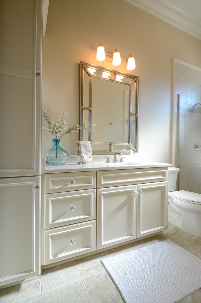 Inspiration för mellanstora klassiska badrum med dusch, med ett integrerad handfat, luckor med infälld panel, vita skåp, en dusch i en alkov, en toalettstol med hel cisternkåpa och vita väggar