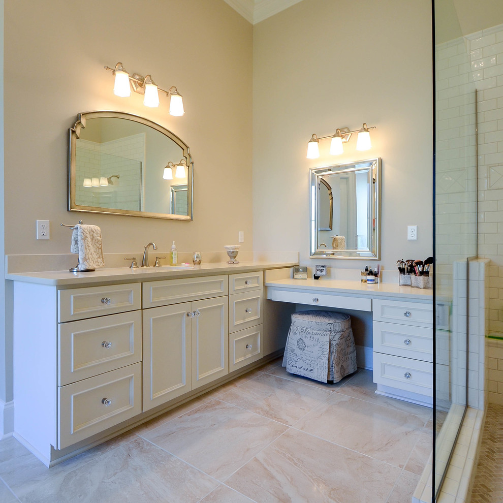 Свежая идея для дизайна: главная ванная комната среднего размера в классическом стиле с монолитной раковиной, фасадами с утопленной филенкой, белыми фасадами, унитазом-моноблоком, белыми стенами и открытым душем - отличное фото интерьера