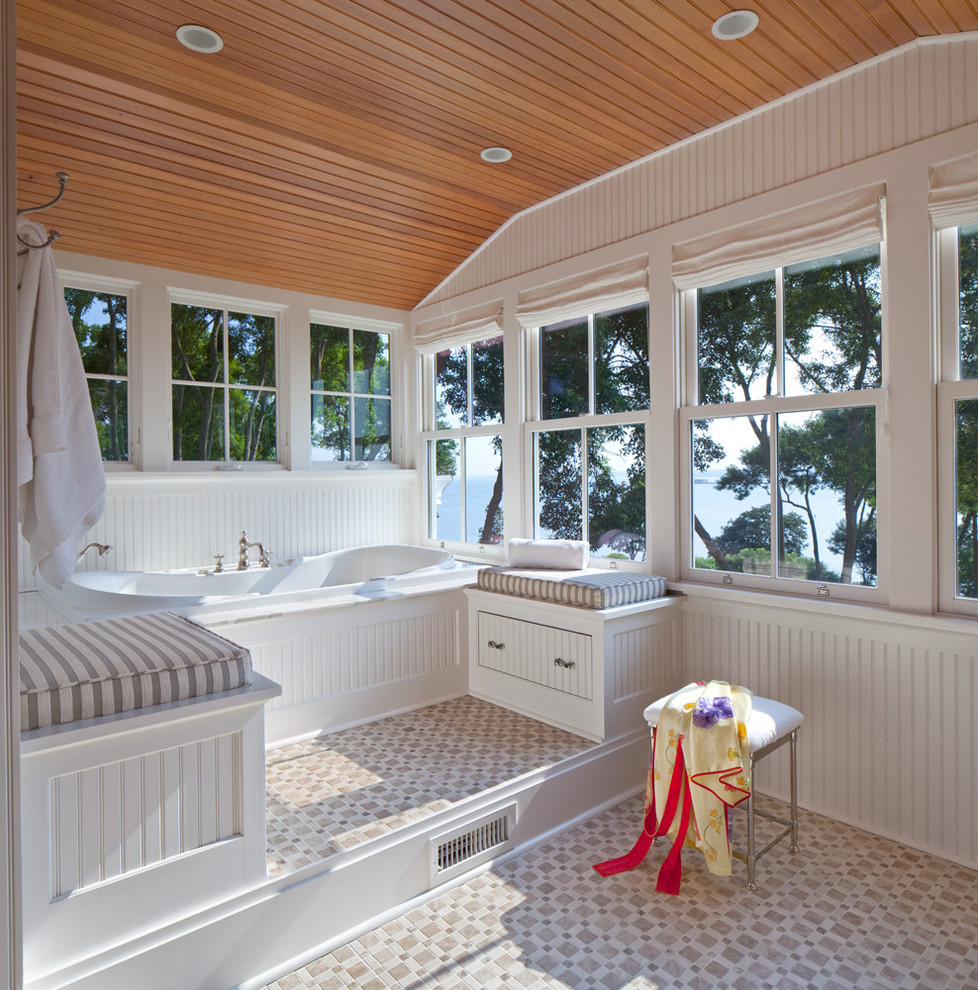 На фото: ванная комната в морском стиле с ванной в нише с