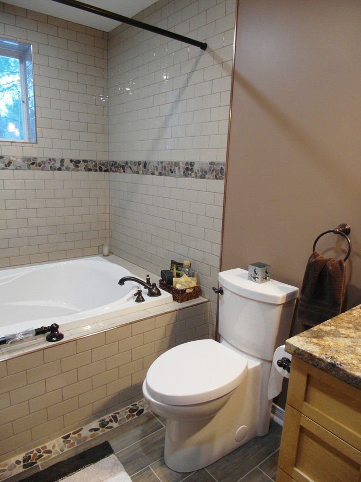 Inspiration för mellanstora moderna badrum med dusch, med skåp i shakerstil, skåp i ljust trä, ett badkar i en alkov, en dusch/badkar-kombination, brun kakel, grå kakel, flerfärgad kakel, vit kakel, tunnelbanekakel, granitbänkskiva, en toalettstol med separat cisternkåpa, bruna väggar, vinylgolv, ett fristående handfat, brunt golv och dusch med duschdraperi