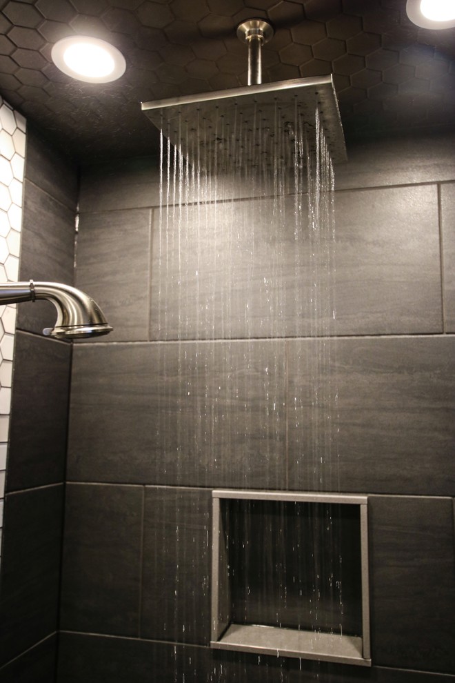 Inspiration för små klassiska badrum, med skåp i shakerstil, grå skåp, en öppen dusch, grå väggar, klinkergolv i porslin, ett nedsänkt handfat, bänkskiva i kvarts, svart golv och dusch med gångjärnsdörr