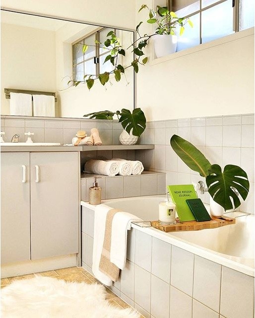 Пример оригинального дизайна: маленькая главная ванная комната в морском стиле с серыми фасадами, угловой ванной, серой плиткой, цементной плиткой, белыми стенами, полом из линолеума, монолитной раковиной и столешницей из ламината для на участке и в саду
