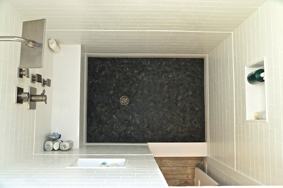 Kleines Klassisches Badezimmer mit Duschnische, weißen Fliesen, Metrofliesen und Kiesel-Bodenfliesen in Chicago