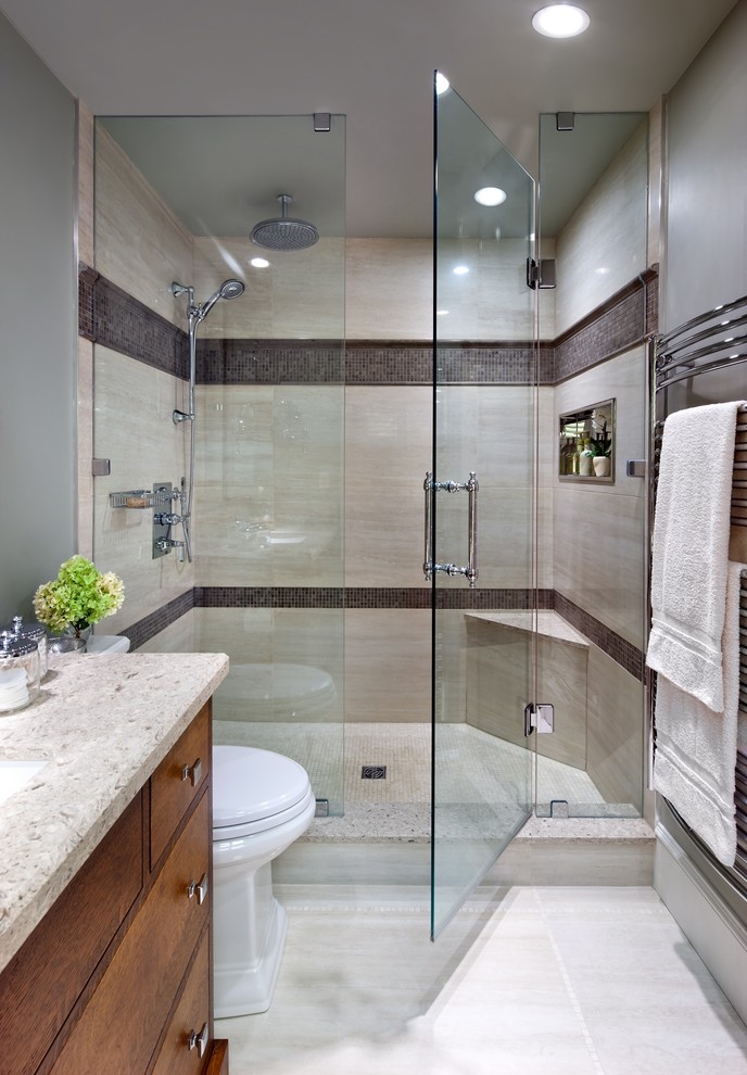 Immagine di una stanza da bagno minimal con lavabo sottopiano, ante lisce, ante in legno scuro, doccia alcova e piastrelle beige