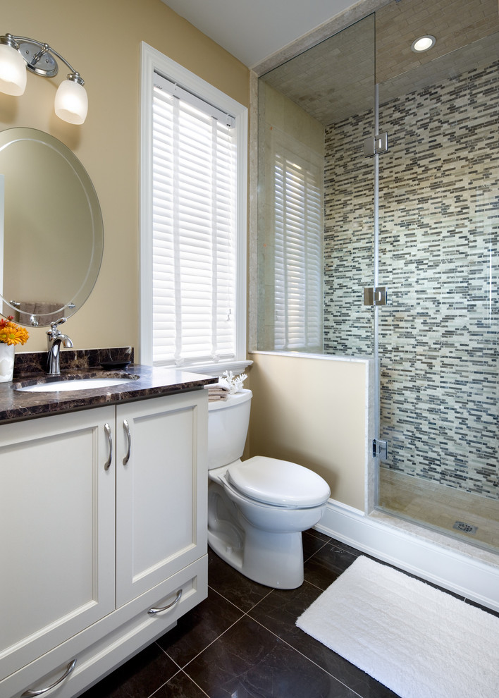 Пример оригинального дизайна: серо-белая ванная комната в классическом стиле с столешницей из гранита, плиткой мозаикой и врезной раковиной