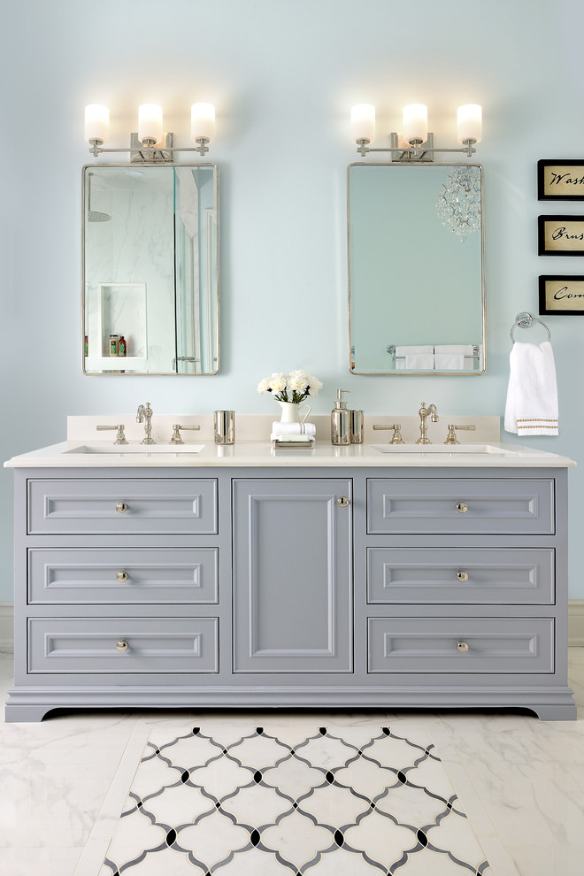 Inredning av ett klassiskt vit vitt en-suite badrum, med grå skåp, blå väggar, vitt golv, luckor med infälld panel och ett undermonterad handfat