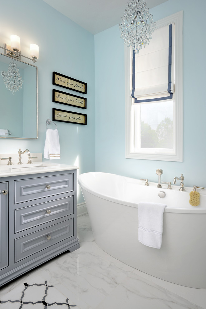Bild på ett vintage vit vitt en-suite badrum, med ett fristående badkar, grå skåp, blå väggar och vitt golv