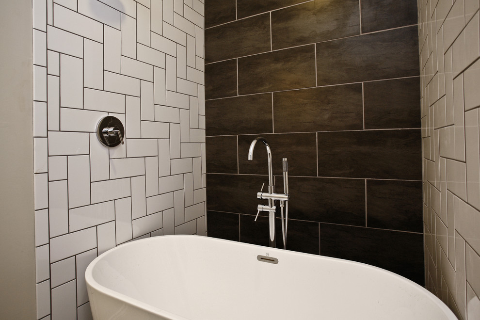 Esempio di una stanza da bagno stile americano di medie dimensioni con ante bianche, vasca freestanding, zona vasca/doccia separata, WC monopezzo, piastrelle grigie, piastrelle in ardesia, pavimento in ardesia, pavimento grigio e top bianco