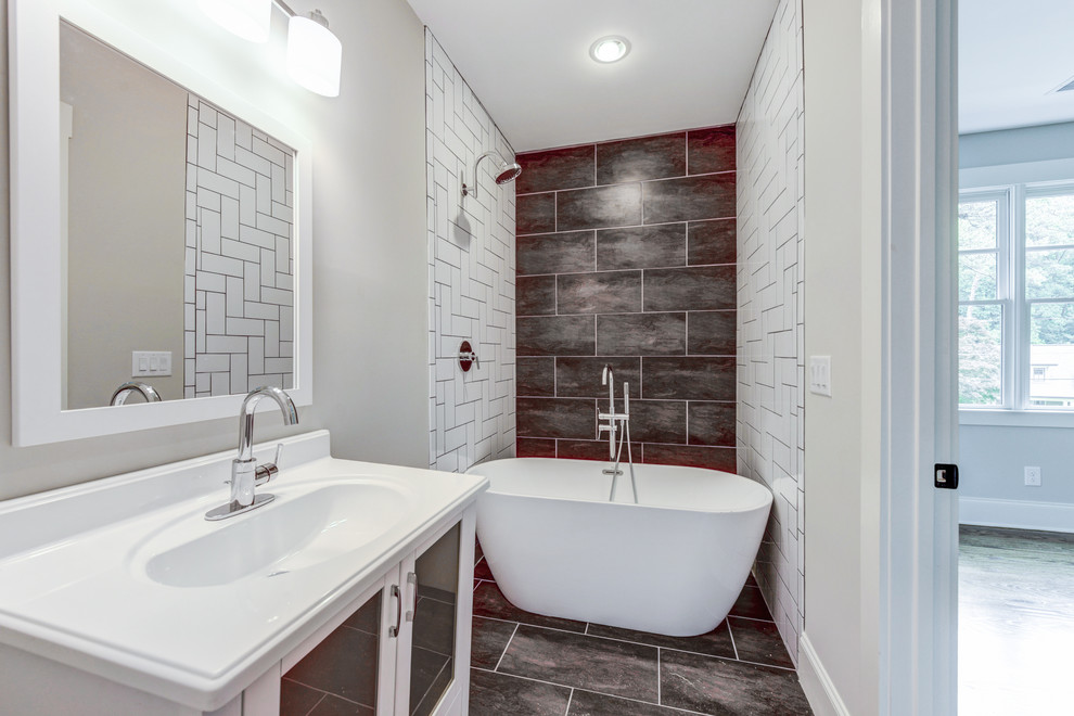 На фото: ванная комната среднего размера в стиле кантри с белыми фасадами, отдельно стоящей ванной, душевой комнатой, унитазом-моноблоком, серой плиткой, плиткой из сланца, полом из сланца, серым полом и белой столешницей с