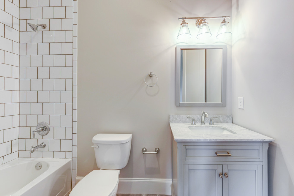 Réalisation d'une petite salle de bain craftsman avec des portes de placard blanches, WC à poser, un carrelage blanc, un carrelage métro, un sol en ardoise, un sol gris, une cabine de douche avec un rideau et un plan de toilette blanc.