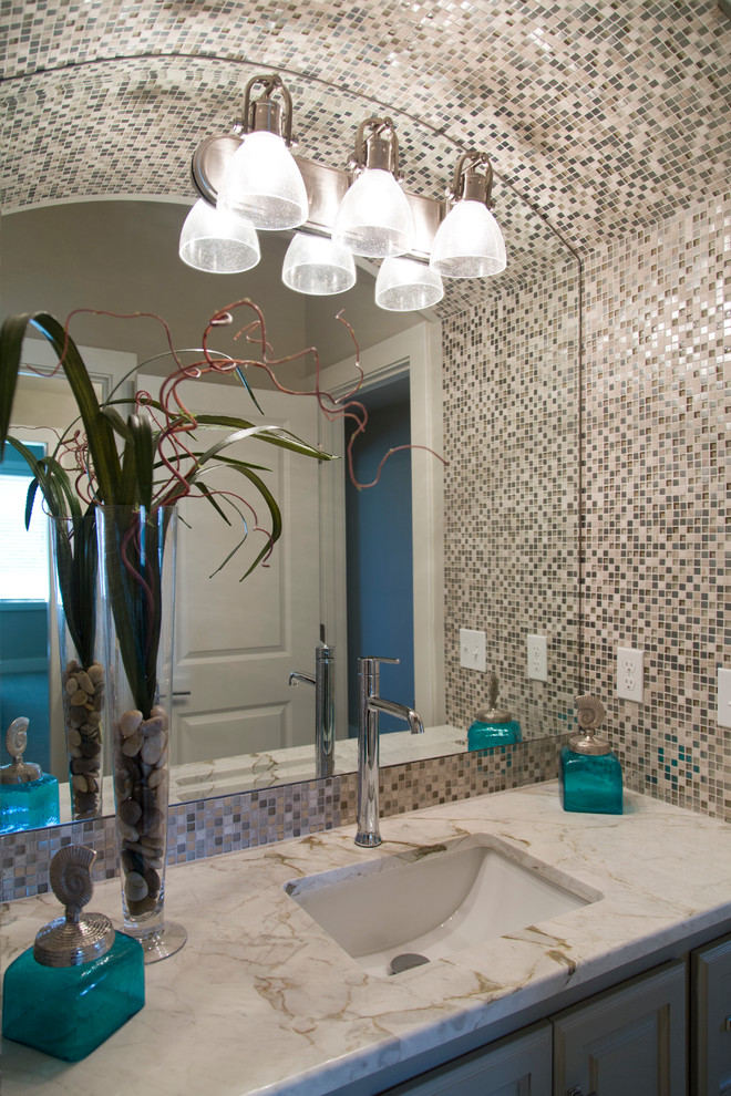 Kleines Modernes Duschbad mit Lamellenschränken, farbigen Fliesen, Glasfliesen, bunten Wänden, integriertem Waschbecken und Granit-Waschbecken/Waschtisch in Kansas City