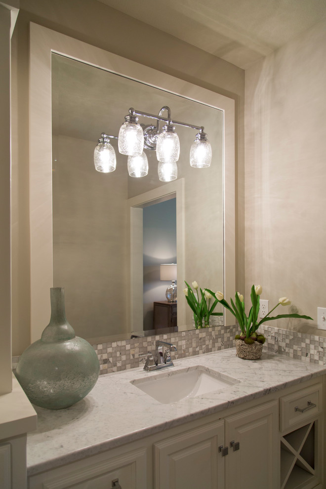 Immagine di una piccola stanza da bagno con doccia minimalista con ante a persiana, ante bianche, piastrelle multicolore, piastrelle di vetro, pareti beige, lavabo integrato e top in granito