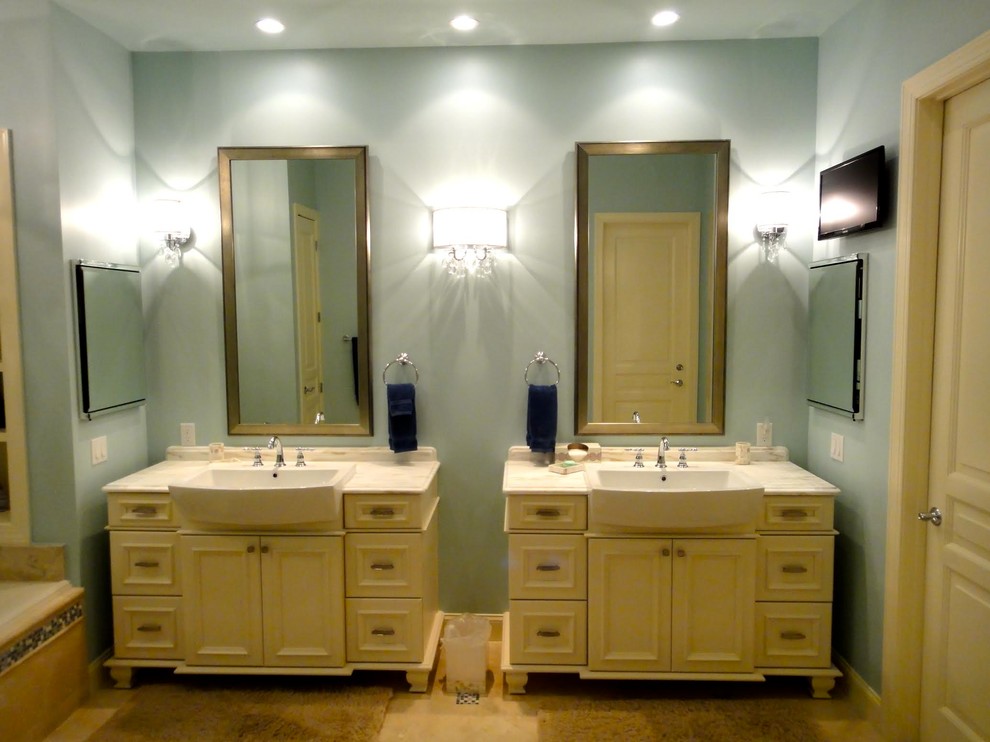 Foto på ett stort vintage en-suite badrum, med luckor med profilerade fronter, gula skåp, ett platsbyggt badkar, beige kakel, keramikplattor, blå väggar, klinkergolv i keramik, ett nedsänkt handfat och brunt golv