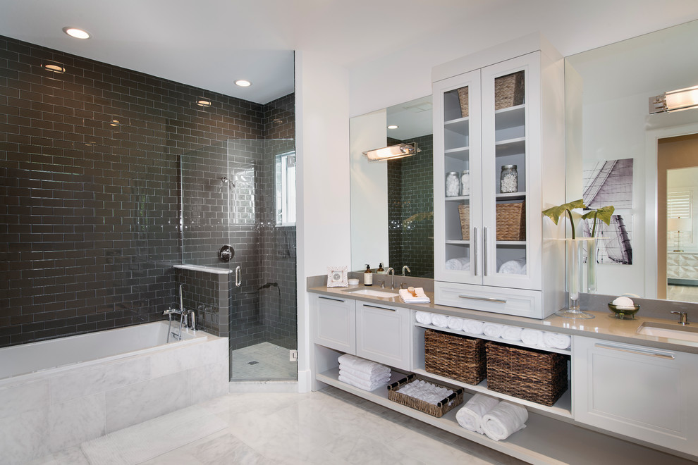 Idées déco pour une grande salle de bain principale avec une baignoire en alcôve, une douche d'angle, un carrelage marron, un mur blanc et un sol en marbre.