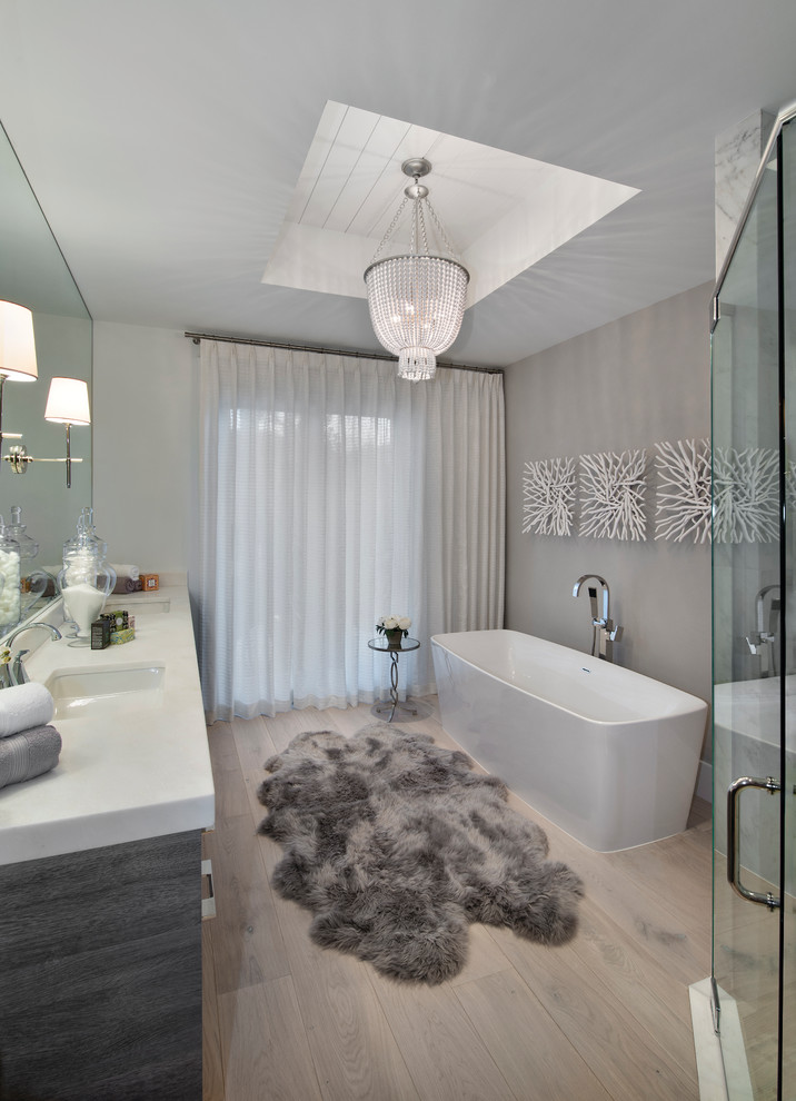 Inspiration för en-suite badrum, med släta luckor, grå skåp, ett fristående badkar, en dusch i en alkov, grå väggar, ljust trägolv, ett undermonterad handfat och bänkskiva i kvartsit