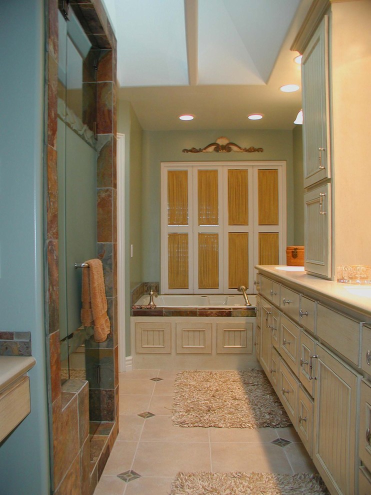 Свежая идея для дизайна: ванная комната в классическом стиле с ванной в нише - отличное фото интерьера