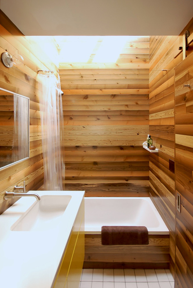 Стильный дизайн: ванная комната в белых тонах с отделкой деревом в восточном стиле - последний тренд