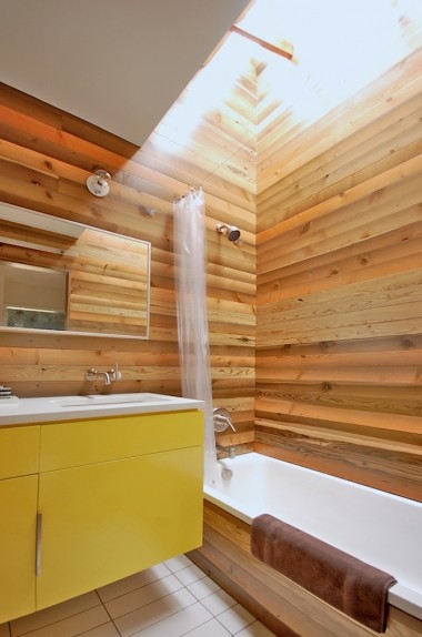 Mittelgroßes Asiatisches Badezimmer En Suite mit flächenbündigen Schrankfronten, gelben Schränken, Einbaubadewanne, Duschbadewanne, brauner Wandfarbe, Unterbauwaschbecken, Quarzit-Waschtisch und Duschvorhang-Duschabtrennung in Portland