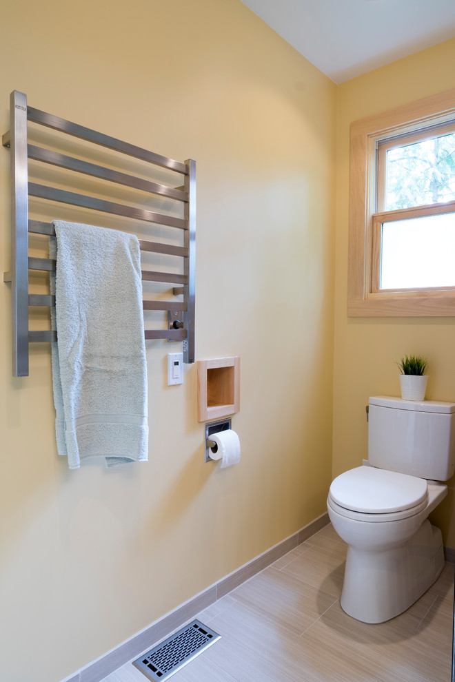 Exempel på ett mellanstort asiatiskt vit vitt en-suite badrum, med släta luckor, skåp i ljust trä, ett fristående badkar, en hörndusch, en toalettstol med separat cisternkåpa, grå kakel, skifferkakel, vita väggar, klinkergolv i porslin, ett undermonterad handfat, bänkskiva i kvarts, grått golv och dusch med gångjärnsdörr