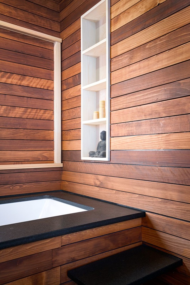 Exempel på ett mellanstort asiatiskt badrum, med släta luckor, bruna skåp, en toalettstol med hel cisternkåpa, bruna väggar och ett undermonterad handfat