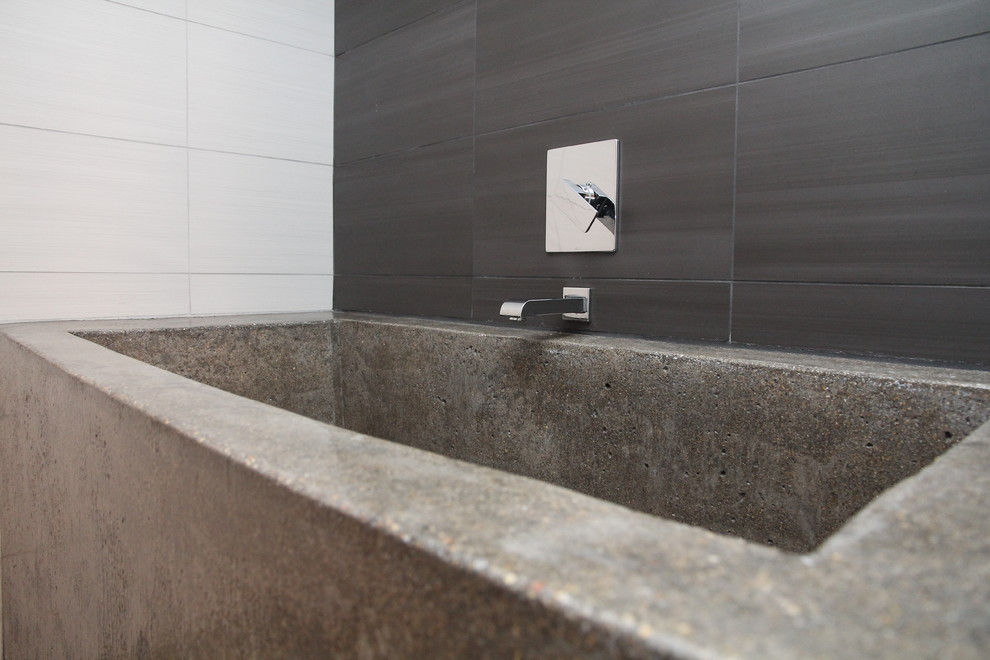 Foto di una stanza da bagno etnica di medie dimensioni con doccia doppia, piastrelle in ceramica, pavimento in cemento e vasca ad alcova