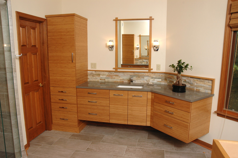 Idéer för ett mellanstort asiatiskt en-suite badrum, med ett undermonterad handfat, släta luckor, skåp i ljust trä, flerfärgad kakel, stenkakel och beige väggar