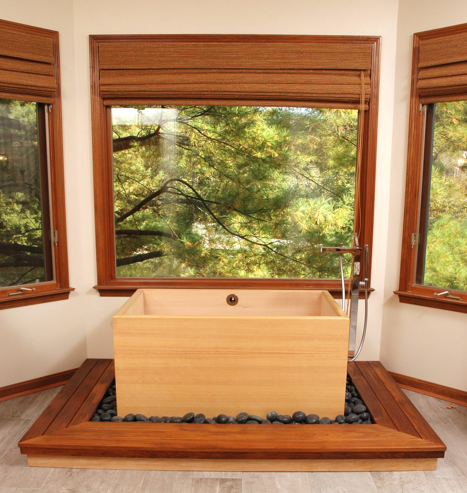 Idee per una stanza da bagno etnica con vasca giapponese e pareti beige