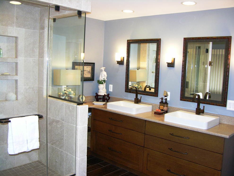 Exempel på ett mellanstort asiatiskt en-suite badrum, med släta luckor, skåp i mellenmörkt trä, en dusch i en alkov, beige kakel, porslinskakel, blå väggar, ett fristående handfat, granitbänkskiva och dusch med gångjärnsdörr