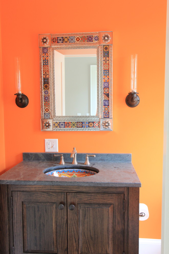 Diseño de cuarto de baño de estilo americano de tamaño medio con armarios con rebordes decorativos, puertas de armario de madera en tonos medios, parades naranjas, aseo y ducha, lavabo encastrado y encimera de esteatita