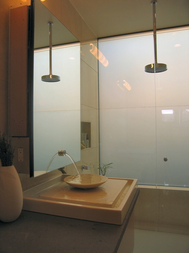 Asiatisk inredning av ett badrum, med ett fristående handfat
