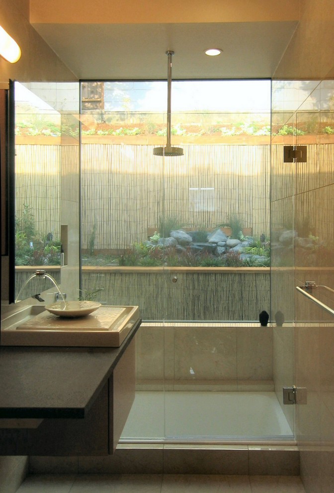 Inspiration pour une douche en alcôve asiatique avec une vasque et une fenêtre.
