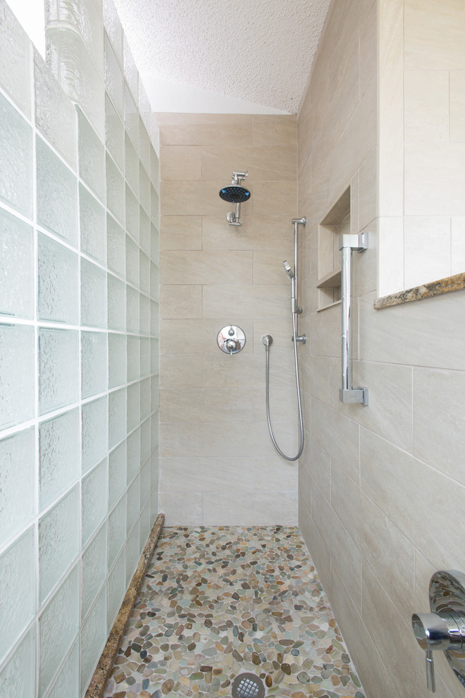 Ispirazione per una stanza da bagno padronale etnica di medie dimensioni con piastrelle beige, piastrelle in gres porcellanato e pavimento con piastrelle di ciottoli
