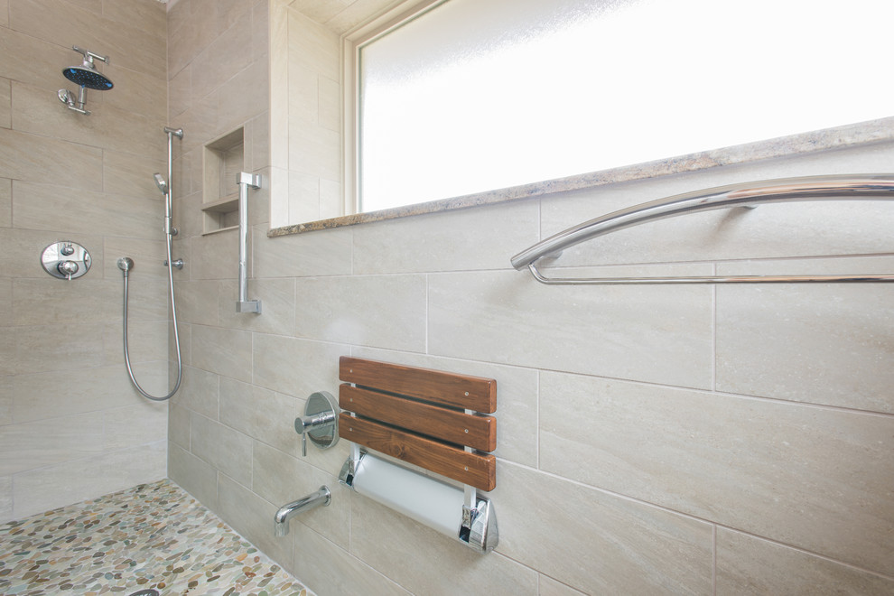 Idee per una stanza da bagno padronale etnica di medie dimensioni con piastrelle beige, piastrelle in gres porcellanato e pavimento con piastrelle di ciottoli