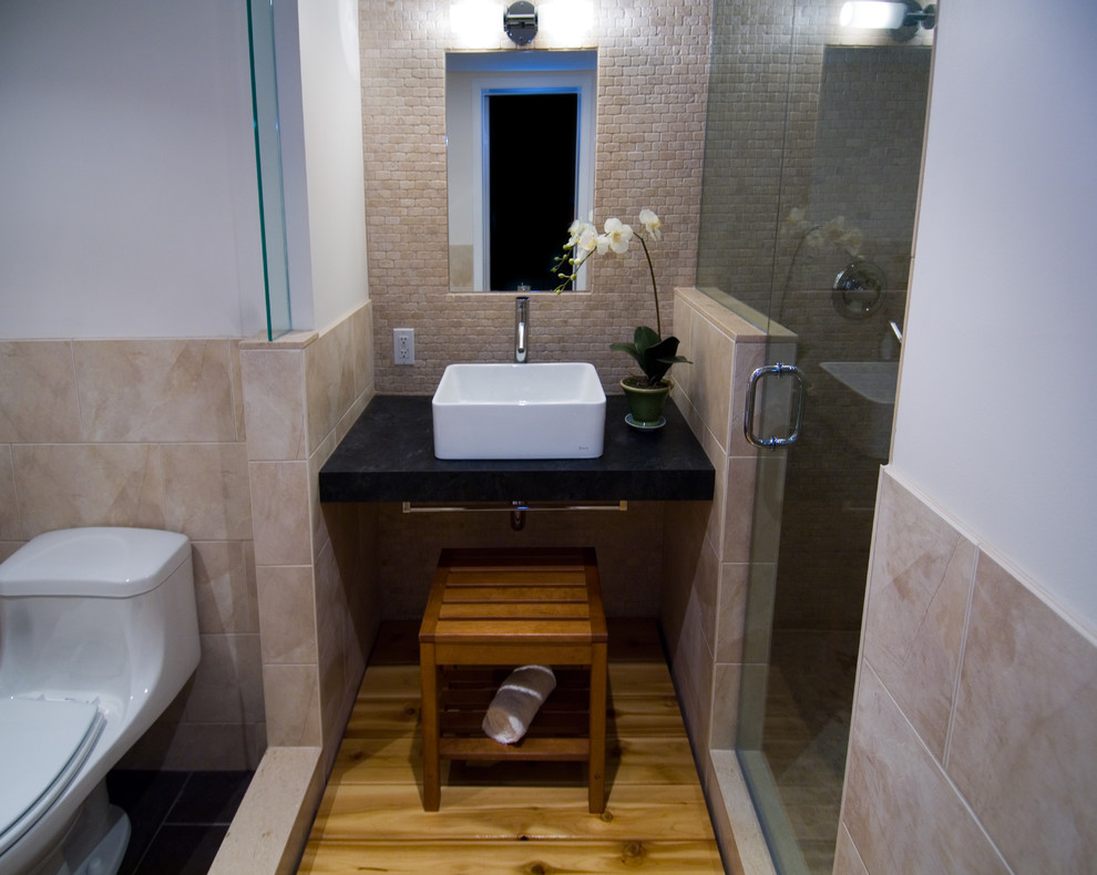 Свежая идея для дизайна: ванная комната в восточном стиле с настольной раковиной - отличное фото интерьера