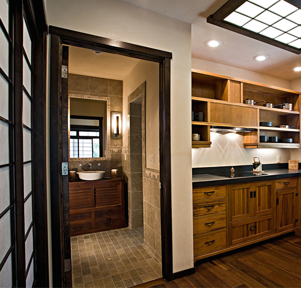 Kleines Asiatisches Badezimmer mit Unterbauwaschbecken, verzierten Schränken, hellbraunen Holzschränken, Granit-Waschbecken/Waschtisch, beiger Wandfarbe und braunem Holzboden in Denver